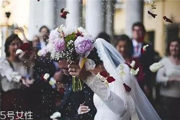 婚紗上面的機油怎么洗？婚紗沾上機油用什么洗？