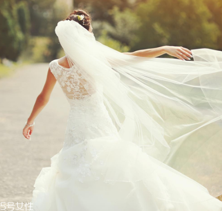 高定婚紗價格一般多少？婚紗高定要多少錢？