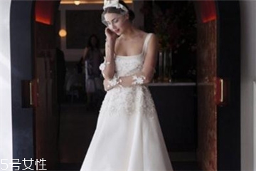 婚紗里面穿什么內(nèi)衣？婚紗里面怎么穿內(nèi)衣？
