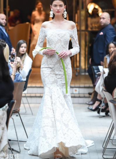 婚紗里面有胸墊嗎？婚紗是自帶胸墊嗎？