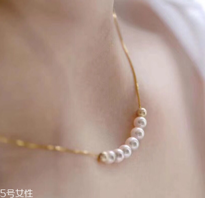 珍珠項(xiàng)鏈能戴著洗澡嗎？珍珠項(xiàng)鏈洗澡要摘下嗎？