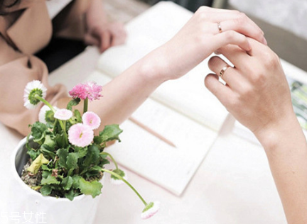 婚戒可以戴中指嗎？婚戒能戴在中指上嗎？
