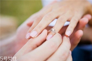 婚戒可以戴中指嗎？婚戒能戴在中指上嗎？