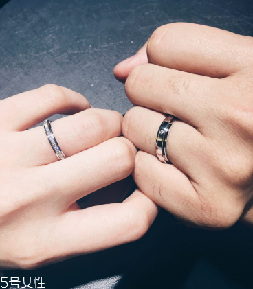 婚戒是男左女右嗎？婚戒應(yīng)該戴左手還是右手？