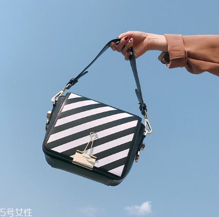 微胖女生背什么包包？微胖女生適合什么包包？