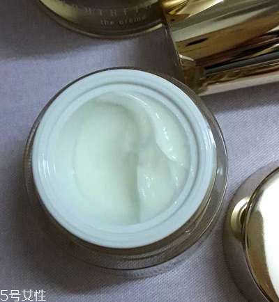 眼霜晚上用好還是白天用好？眼霜最佳使用時間