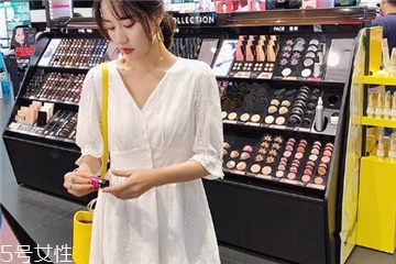 夏天穿白色裙子好看嗎？夏季白色連衣裙搭配圖片