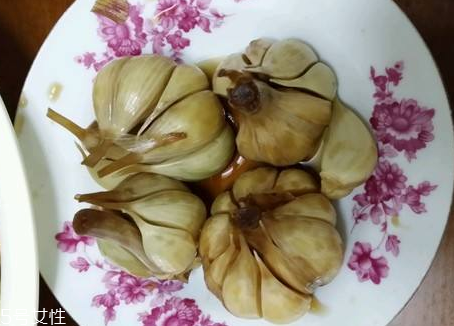 腌蒜變綠可以吃嗎？腌制的大蒜綠了能吃嗎？