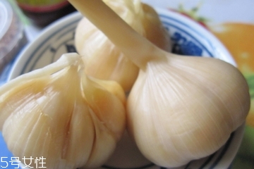 糖醋蒜的腌制方法 糖醋蒜怎么做？
