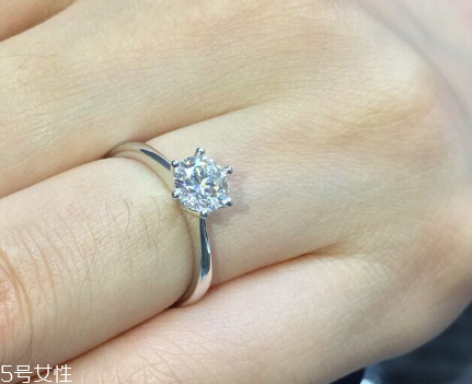 鉆戒是訂婚買(mǎi)還是結(jié)婚買(mǎi)？鉆戒訂婚就要買(mǎi)嗎？