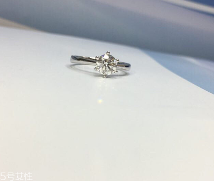 鉆戒是訂婚買(mǎi)還是結(jié)婚買(mǎi)？鉆戒訂婚就要買(mǎi)嗎？