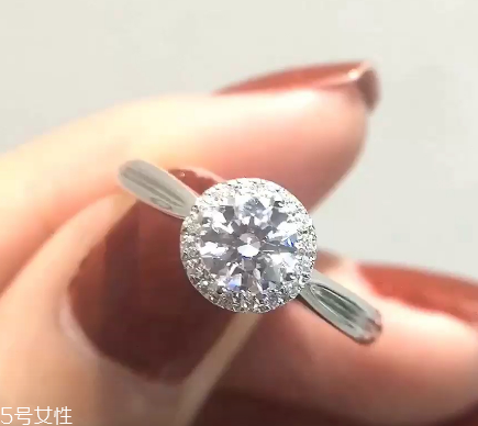 鉆戒是定制還是成品好？鉆戒買定制的還是買成品？