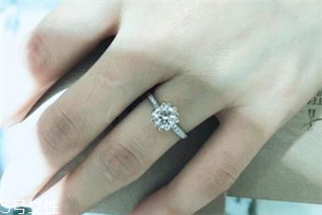 鉆戒是定制還是成品好？鉆戒買定制的還是買成品？