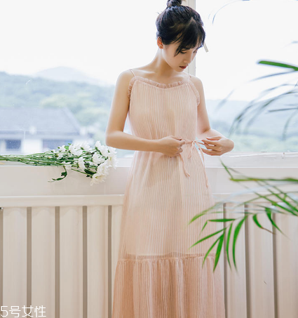 夏天穿什么顏色連衣裙好？夏天適合什么顏色連衣裙？