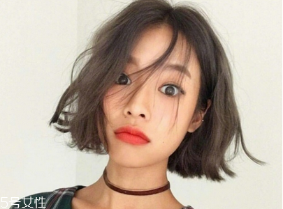 經(jīng)?；瘖y對皮膚有什么影響 經(jīng)常化妝對皮膚好嗎