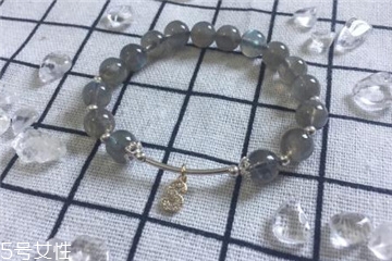 月光石是水晶嗎？月光石和水晶是一種嗎？