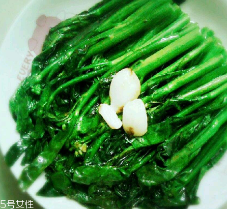 芥蘭炒飯?jiān)趺醋?？雞蛋怎么做成蛋炒飯？