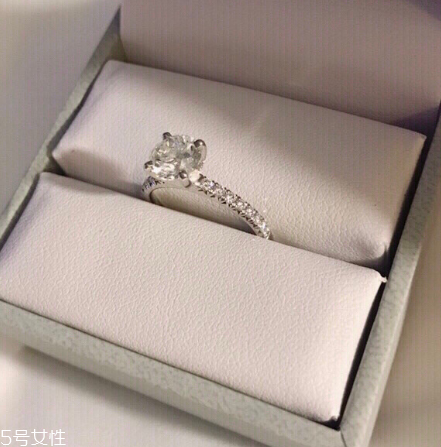 鉆戒和婚戒怎么一起戴？鉆戒和婚戒怎么同時(shí)戴？
