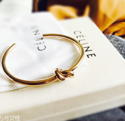 手鐲可以戴兩只手嗎？手鐲可以兩只手同時戴嗎？