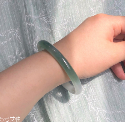 手鐲可以讓別人摸嗎？手鐲被別人摸了有影響嗎？