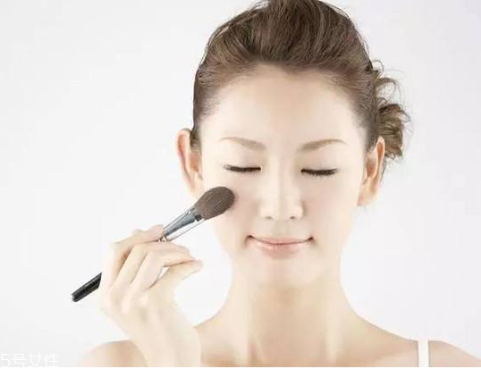 腮紅是刷在哪個(gè)位置？標(biāo)準(zhǔn)腮紅打在什么位置？