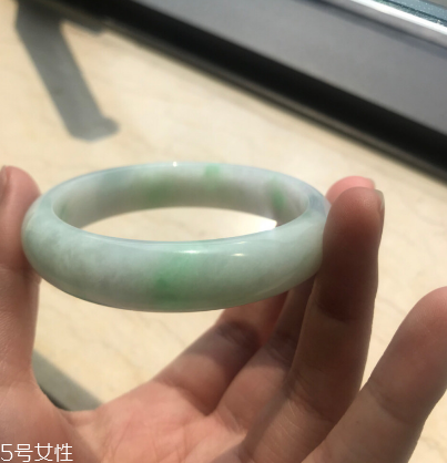 手鐲有裂紋還值錢嗎？手鐲有裂紋影響價格嗎？
