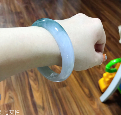 手鐲有裂紋還值錢嗎？手鐲有裂紋影響價格嗎？