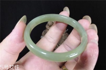 手鐲有裂紋還值錢嗎？手鐲有裂紋影響價格嗎？