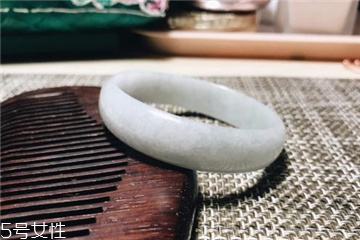 手鐲是玉的好還是翡翠的好？手鐲買玉的還是翡翠的？