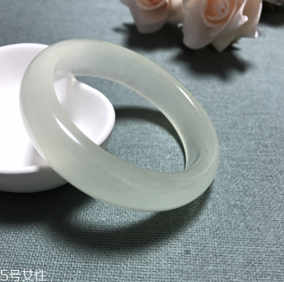 手鐲戴不進(jìn)去怎么辦？手鐲戴不進(jìn)去解決妙招