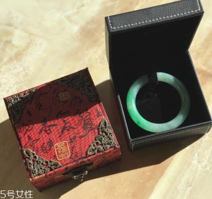 手鐲什么顏色好看？手鐲買哪種顏色好？