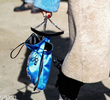 今年流行什么水桶包？水桶包流行什么款式？