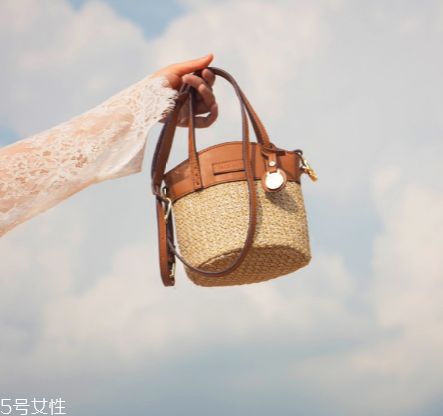 女生夏天背什么包？女生夏季包包搭配圖片