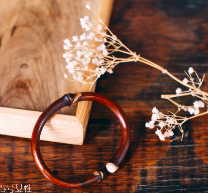 雞血藤手鐲一般多少錢？雞血藤手鐲市場(chǎng)價(jià)格