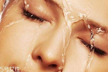 化妝水是什么？化妝水是什么時候用的？