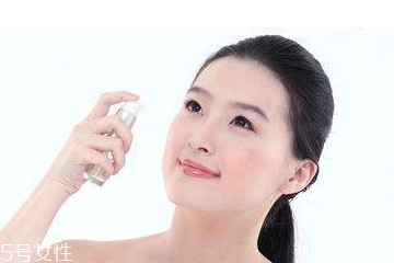 化妝水為什么要拍？化妝水是拍還是抹？