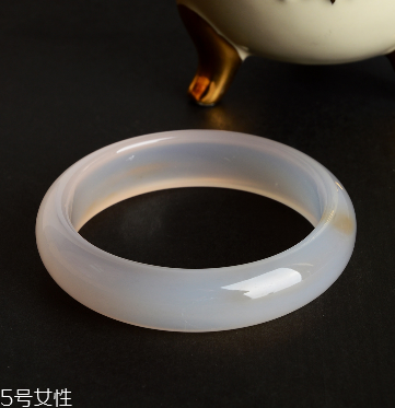 玉髓手鐲戴哪只手？玉髓手鐲戴左手還是右手？