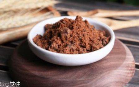 紅糖面膜用什么水稀釋？紅糖面膜用熱水還是冷水泡？