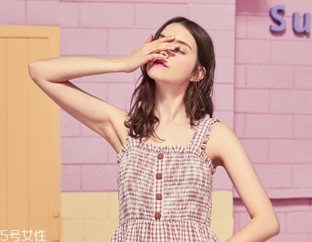 吊帶長(zhǎng)裙怎么搭配？吊帶長(zhǎng)裙搭配法則