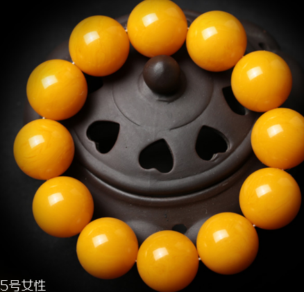蜜蠟手串可以沾水嗎？蜜蠟手串能碰水嗎？