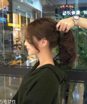 燙發(fā)是冷燙好還是熱燙好？冷燙和熱燙哪個(gè)更自然？