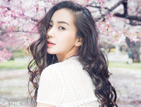 染發(fā)會(huì)使頭發(fā)變白嗎？頭發(fā)變白不是染發(fā)的鍋