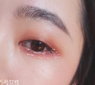 下眼影怎么畫顯眼睛大？眼睛變大2倍的下眼影畫法