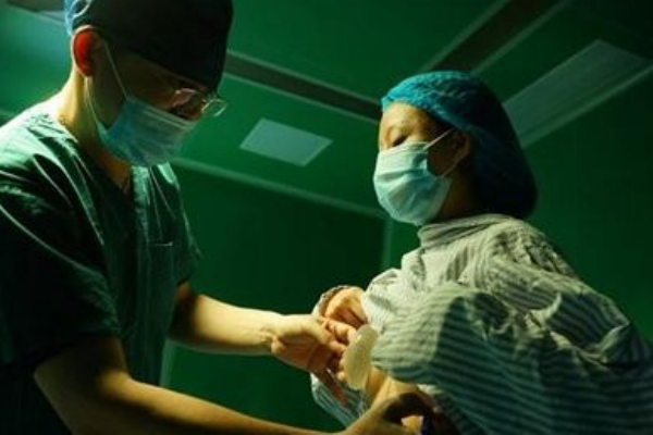 感冒的時(shí)候可以隆胸手術(shù)嗎？