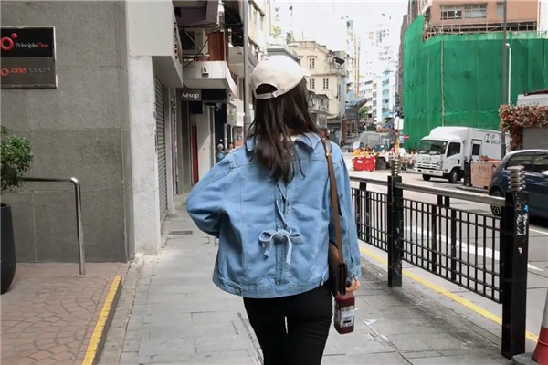 牛仔外套發(fā)黃怎么清洗 牛仔外套為什么會(huì)發(fā)黃