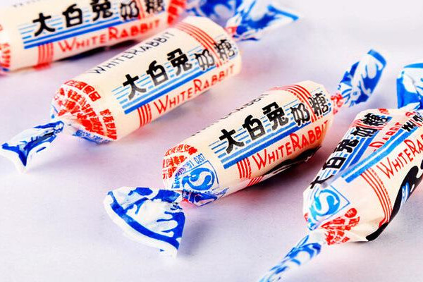 為什么大白兔奶糖包一層糯米糖紙？老版糖紙比一斤糖還貴
