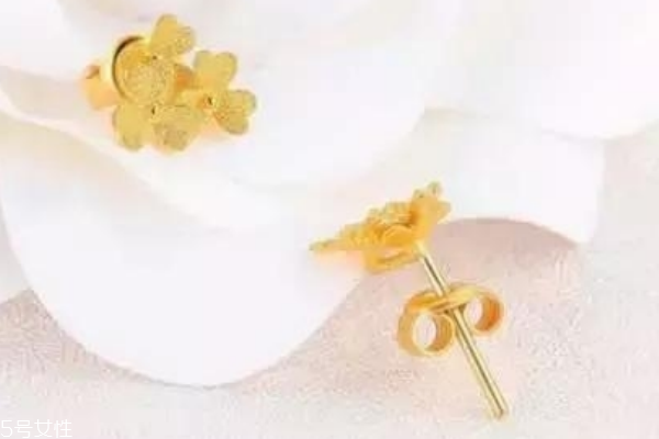 結(jié)婚買(mǎi)三金還是五金 看經(jīng)濟(jì)狀況