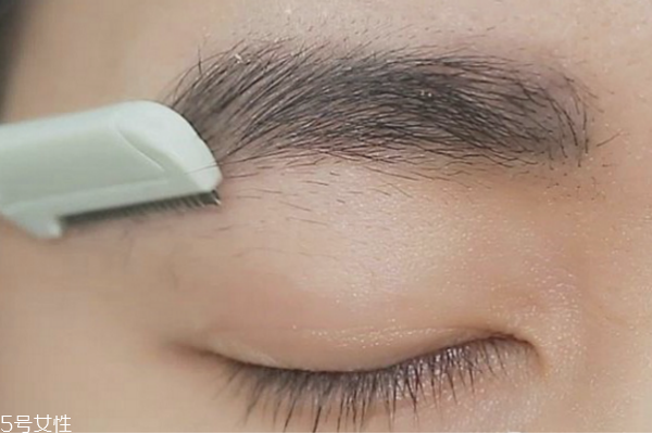 男生適合畫(huà)什么眉毛 男生修眉毛的步驟圖片