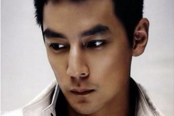 男生適合畫(huà)什么眉毛 男生修眉毛的步驟圖片