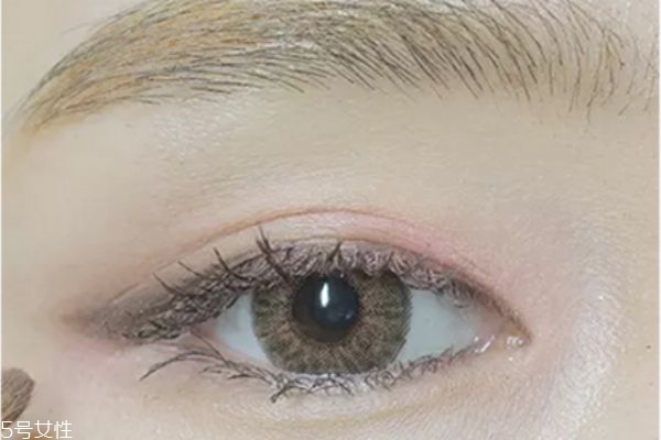 眼影眼線(xiàn)睫毛膏順序 眼妝順序很關(guān)鍵